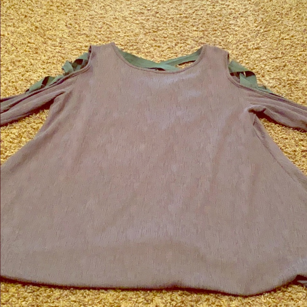 Cross cross shoulder and back flare shirt